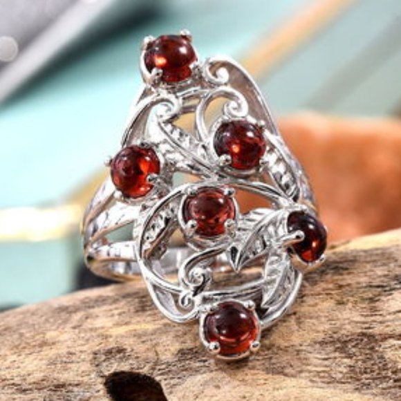 Mozambique Garnet Ring in Platinum - Picture 1 of 6
